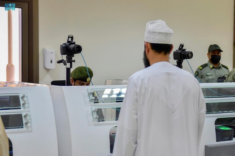 جوازات منفذ الربع الخالي تنهي إجراءات حجاج عمان في يسر وسهولة