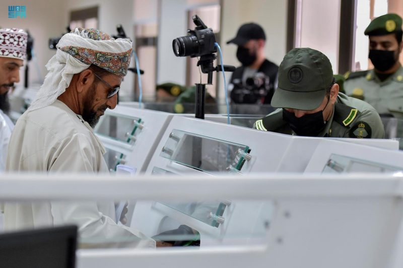 جوازات منفذ الربع الخالي تنهي إجراءات حجاج عمان في يسر وسهولة