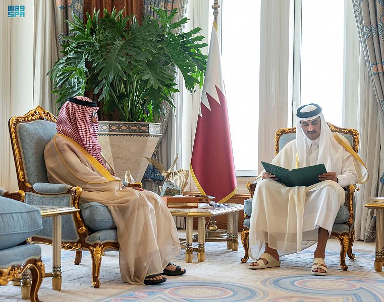 الملك سلمان يبعث رسالة خطية إلى أمير قطر