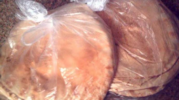 تحذير من وضع الخبز الساخن في الأكياس البلاستيكية