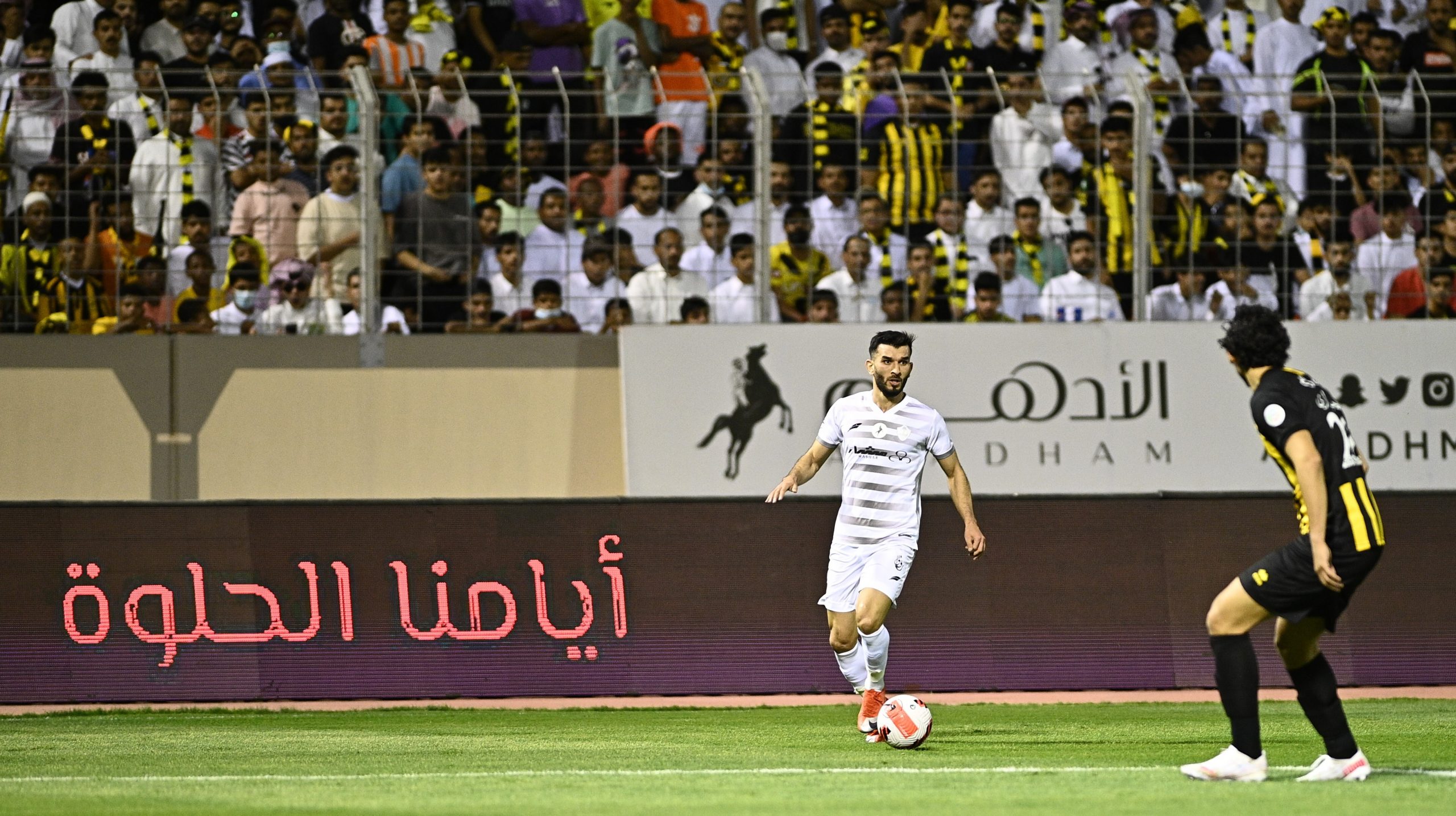 الطائي يكشف سبب تزاحم الجماهير أمام الاتحاد