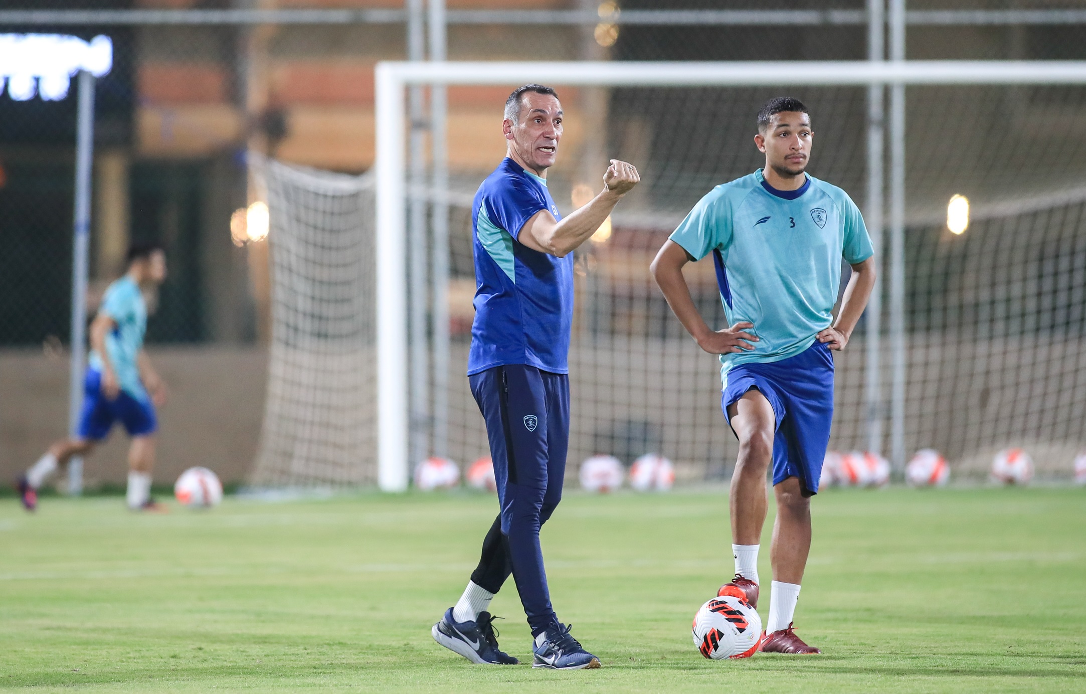 دونيس يطبق تكتيك مباراة الهلال