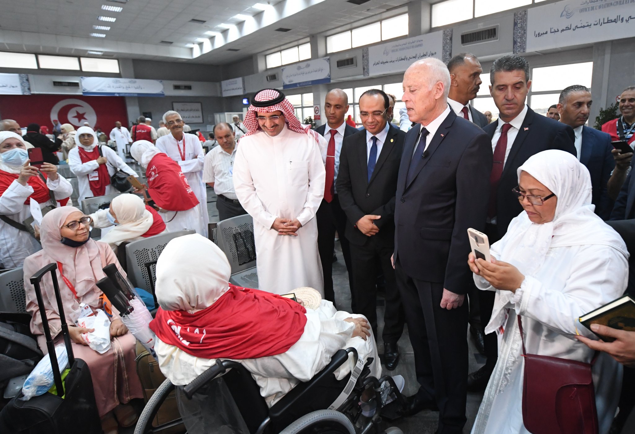 رئيس تونس يودع الحجاج في مطار قرطاج