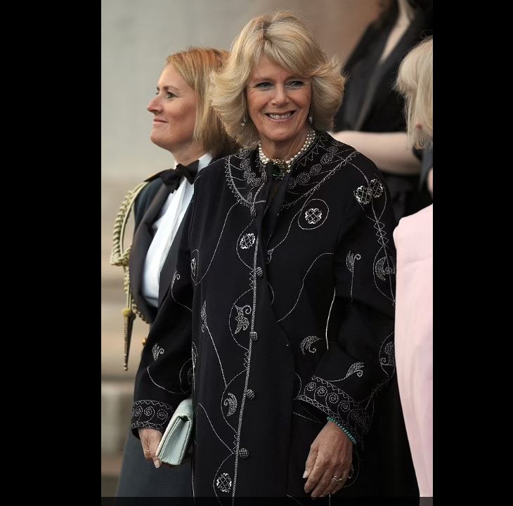 زوجة الأمير تشارلز ترتدي زيًا سعوديًا من تصميم يحيى البشري