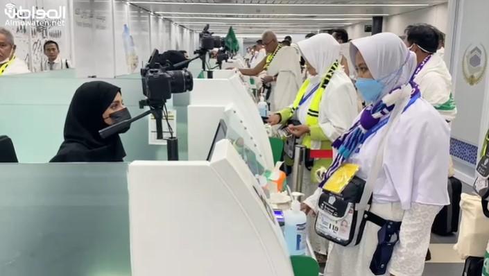 موظفات الجوازات يخدمن الحجاج في مطار جاكرتا ضمن مبادرة طريق مكة