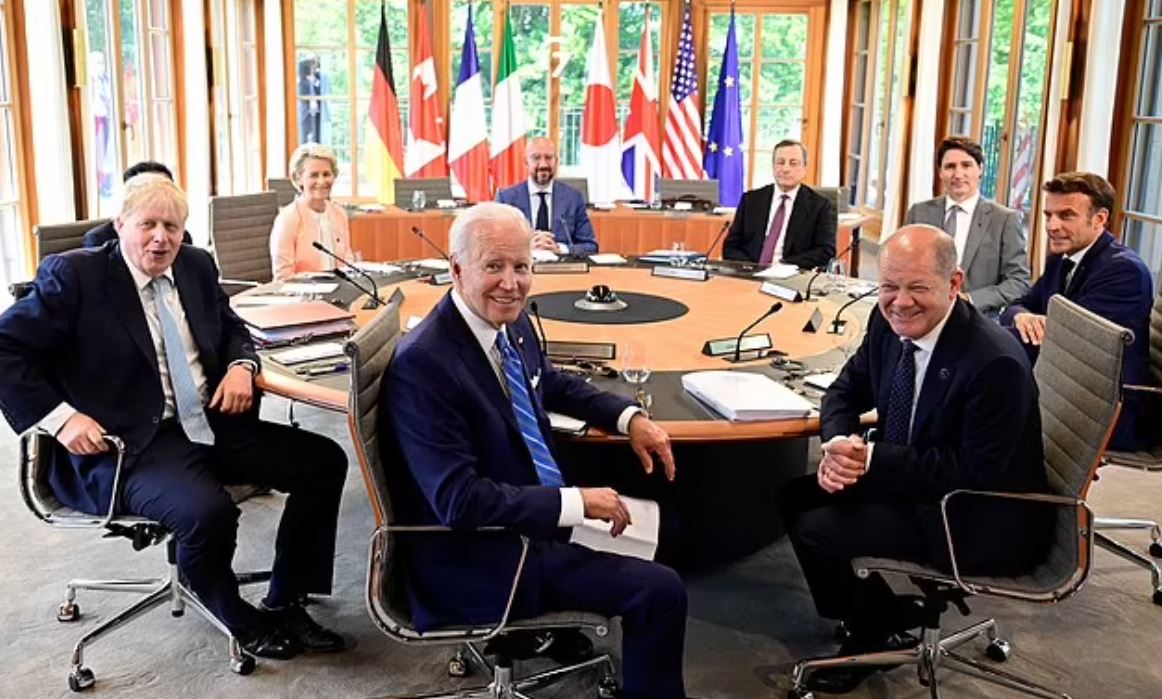 قادة مجموعة الـ G7 يسخرون من بوتين في جلسة الغداء