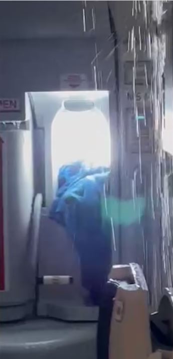 لحظة صادمة لتتدفق المياه بغزارة داخل طائرة بريطانية
