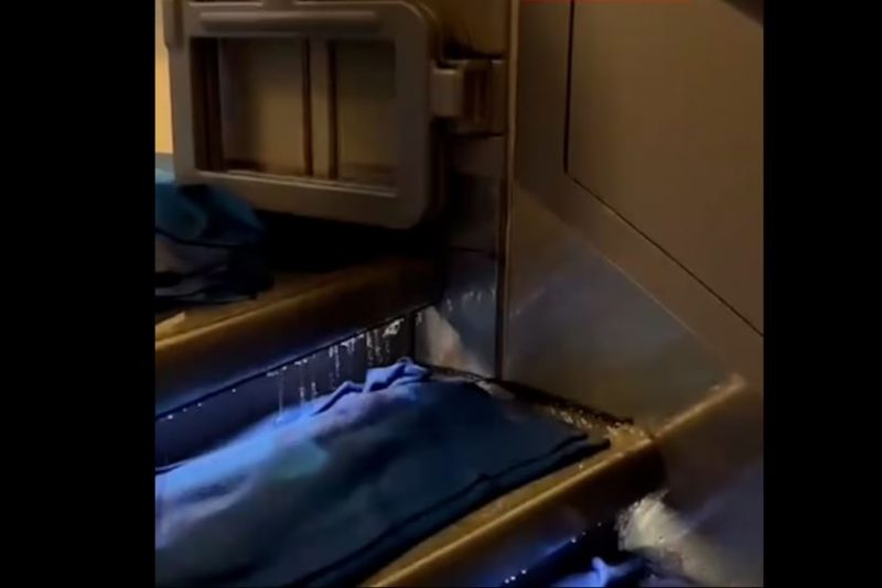لحظة صادمة لتتدفق المياه بغزارة داخل طائرة بريطانية