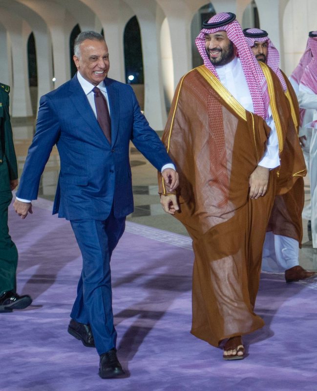 محمد بن سلمان يستقبل رئيس الوزراء العراقي لدى وصوله مطار جدة - المواطن
