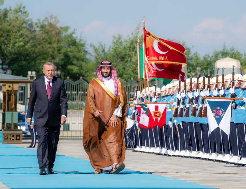 الرئيس التركي يرحب بولي العهد لدى وصوله القصر الرئاسي بأنقرة - المواطن