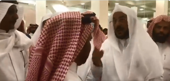 شاهد.. وزير الشؤون الإسلامية يلوم العاملين بأحد المساجد بسبب تمديدات كهربائية خطيرة
