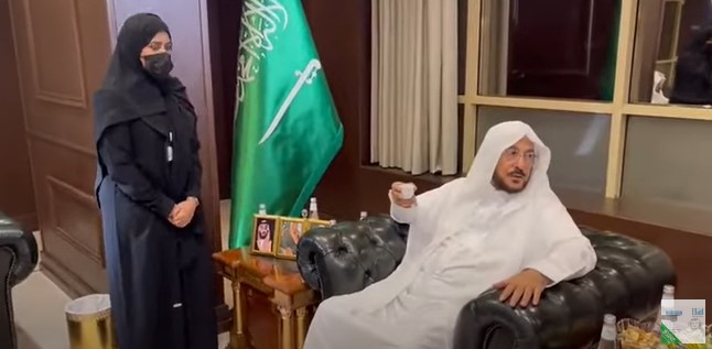 وزير الشؤون الإسلامية يكلف شابة رئيسًا لقسم الإعلام بدلًا من زميلها خريج الحاسب