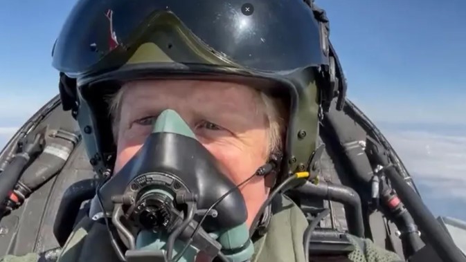 شاهد.. بوريس جونسون يستعرض مهارته بقيادة طائرة مقاتلة بسماء بريطانيا - المواطن