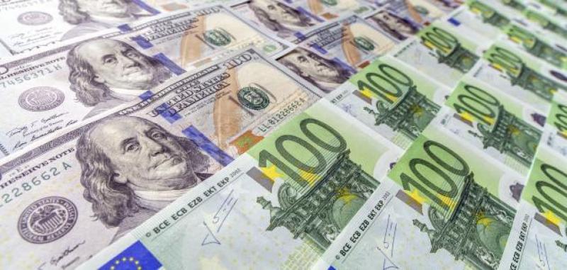 سعر اليورو أقل من الدولار لأول مرة منذ 20 عاماً