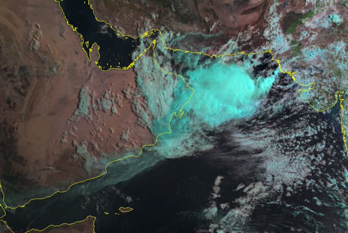 سلطنة عمان تراقب وترفع حالة التأهب مع قرب المنخفض المداري