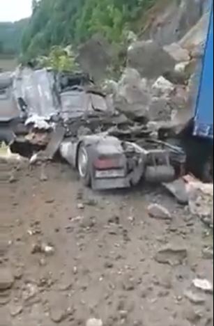 شاهد.. انهيار صخري ضخم يبتلع سيارات في تركيا