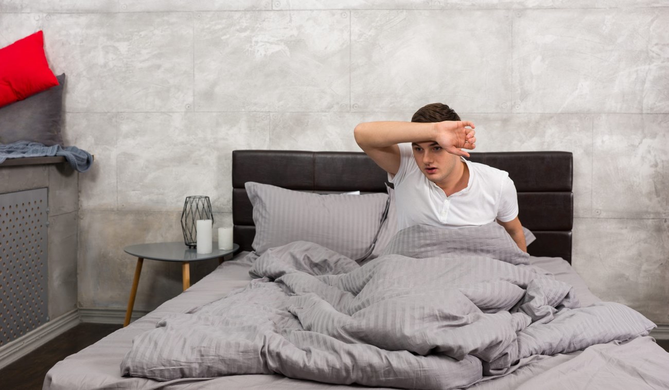 9 أسباب تؤدي إلى التعرق أثناء النوم