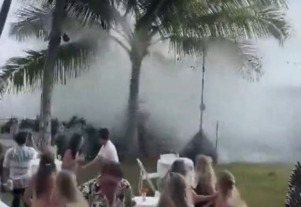شاهد.. الأمواج تفسد حفل زفاف في هاواي الأمريكية