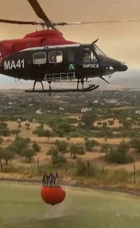 طائرات هليكوبتر تحمل مياه البحيرات بإسبانيا للسيطرة على حرائق الغابات