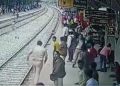 شاهد.. إنقاذ هندي بأعجوبة من الدهس تحت عجلات القطار - المواطن