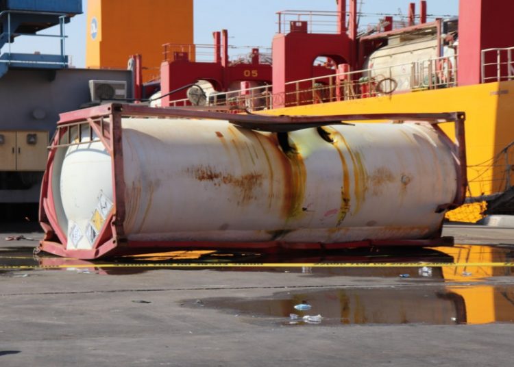 تفاصيل جديدة بشأن حادث سقوط خزان الغاز السام بميناء العقبة - المواطن