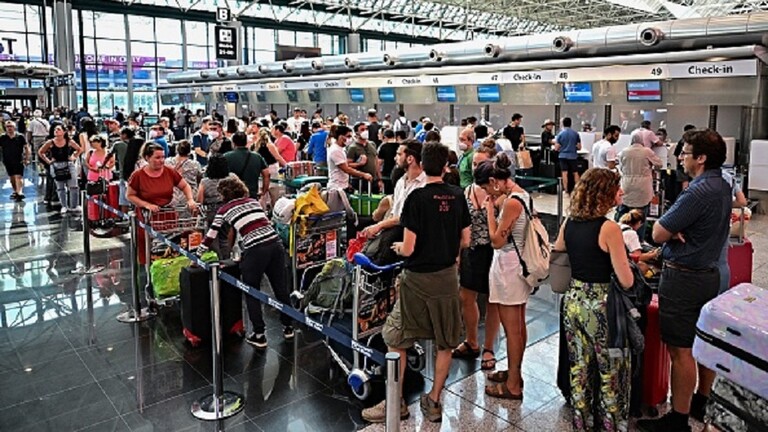 إضراب يلغي أكثر من 500 رحلة جوية في إيطاليا
