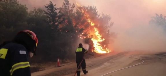 لقطات لمكافحة حرائق الغابات في اليونان بصعوبة