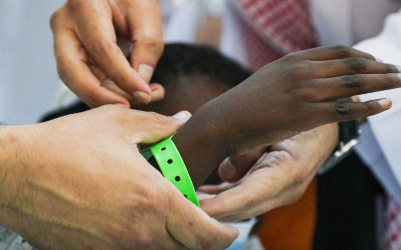 أساور معصم اليد تحمي الأطفال قاصدي المسجد الحرام
