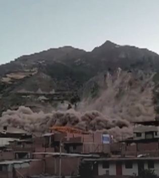 فيديو مروع.. انزلاق أرضي هائل في بيرو