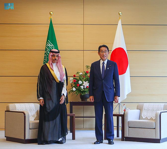 رئيس وزراء اليابان يستقبل وزير الخارجية ويستعرضان العلاقات الثنائية