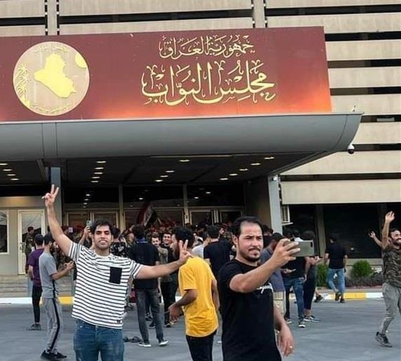 شاهد.. المتظاهرون يقتحمون البرلمان العراقي