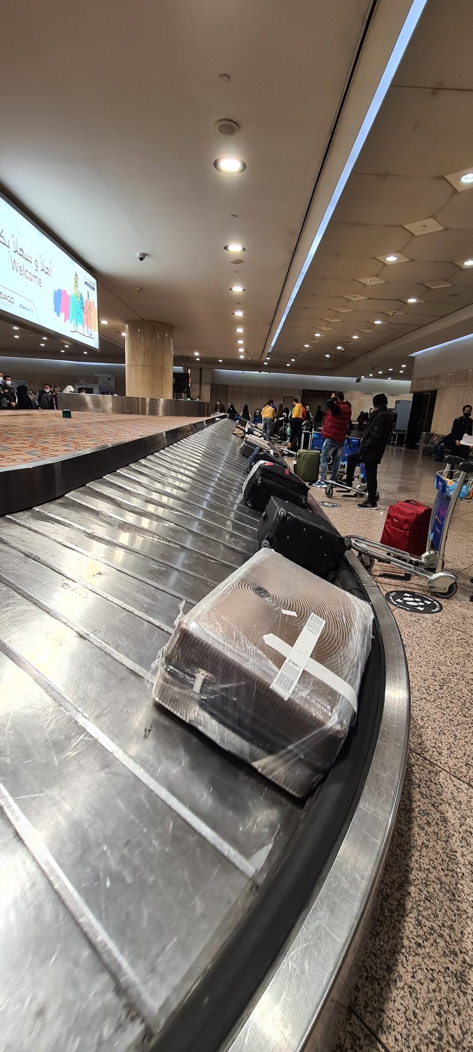مسافرون لـ مطار الملك فهد: أين الأمتعة؟