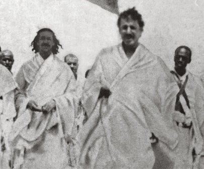 صورة تاريخية للملك عبدالعزيز وابنه الملك سعود بملابس الإحرام