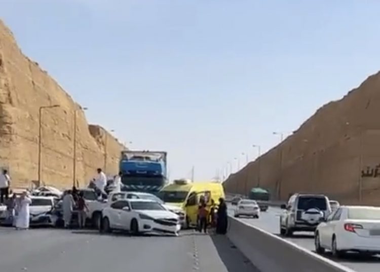 5 إصابات وتلفيات في تصادم مركبات على طريق جدة - المواطن
