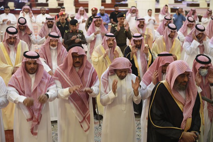 أمير الرياض يؤدي صلاة الميت على الأمير تركي بن سعود