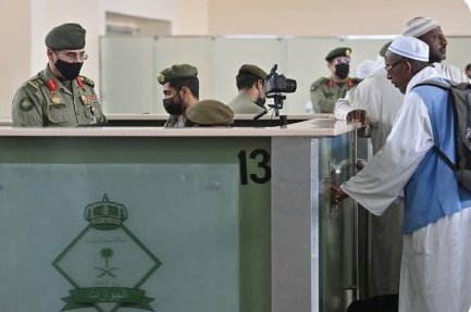 قائد قوات الجوازات للحج يتفقد صالات الجوازات بميناء جدة الإسلامي