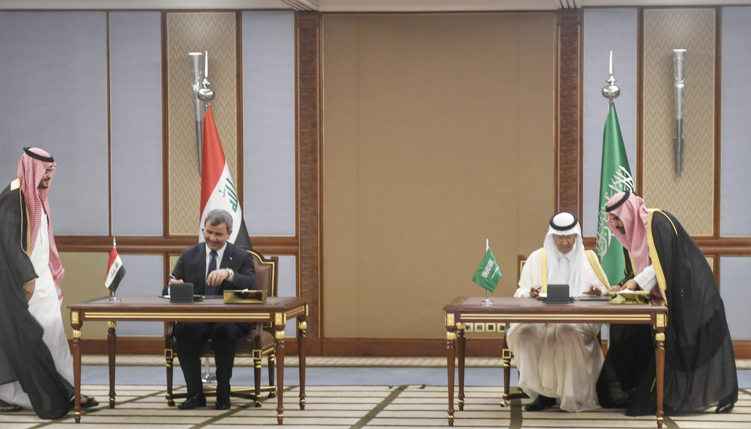 وزير الطاقة يوقع محضر اتفاق الربط الكهربائي بين السعودية والعراق