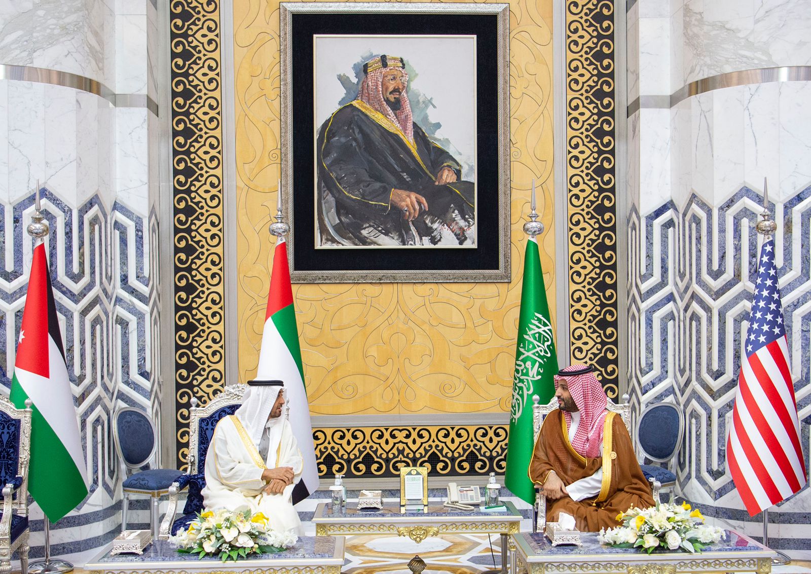 الأمير محمد بن سلمان في مقدمة مستقبلي رئيس دولة الإمارات