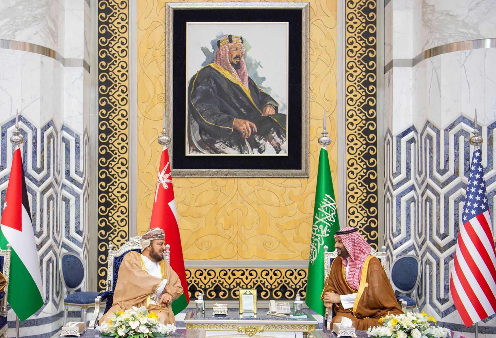 ولي العهد يستقبل نائب رئيس الوزراء والممثل الخاص لسلطان عمان