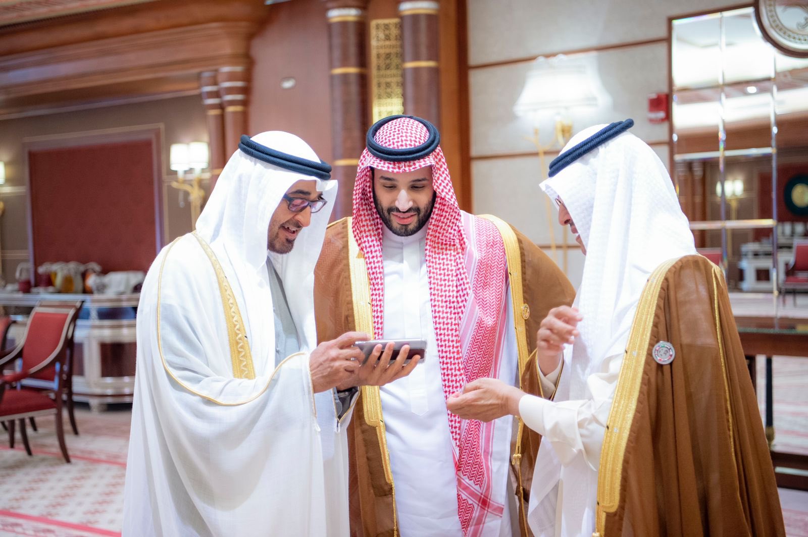 لقطات ودية تجمع ولي العهد بـ محمد بن زايد وتميم بن حمد في قمة جدة