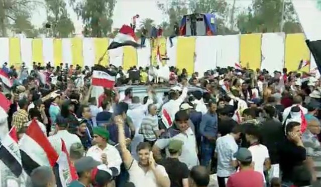 انسحاب المتظاهرين من داخل البرلمان العراقي بعد دعوة الصدر