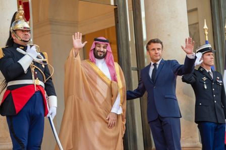 محمد بن سلمان يصل إلى قصر الإليزيه والرئيس الفرنسي في مقدمة مستقبليه
