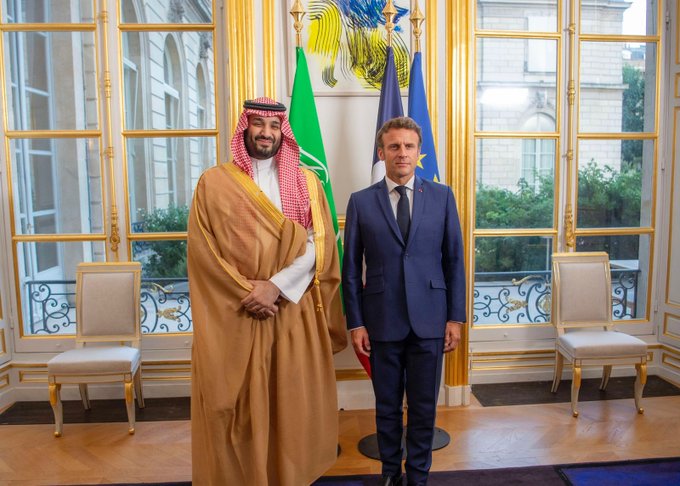 ولي العهد يلتقي رئيس فرنسا ويعقدان اجتماعاً موسعاً بقصر الإليزيه