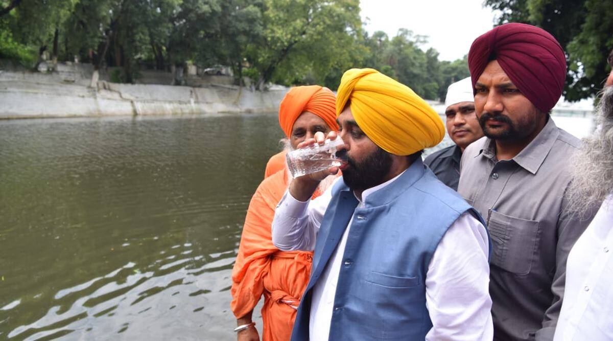 نقل سياسي هندي للمستشفى بعدما شرب من النهر المقدس