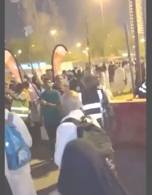 رجل أمن لـ حجاج الإمارات: عيال زايد يمين.. وعبدالله بن زايد يعلق