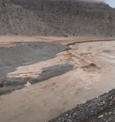 شاهد.. أمطار غزيرة وجريان للسيول في الفجيرة