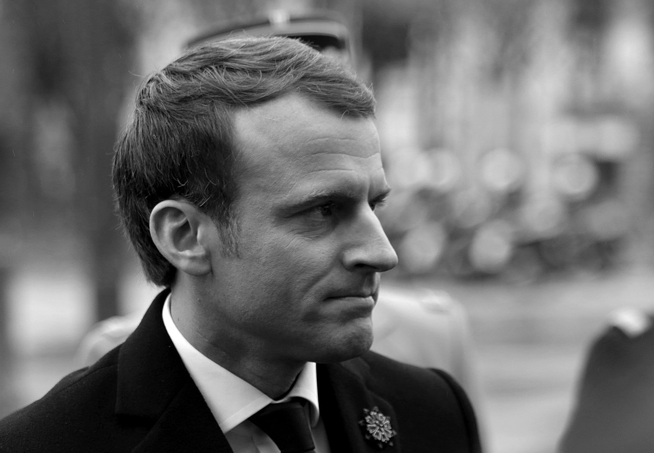 الإعلام الفرنسي: عناد ماكرون أوصل الدولة إلى سياسة التقشف 