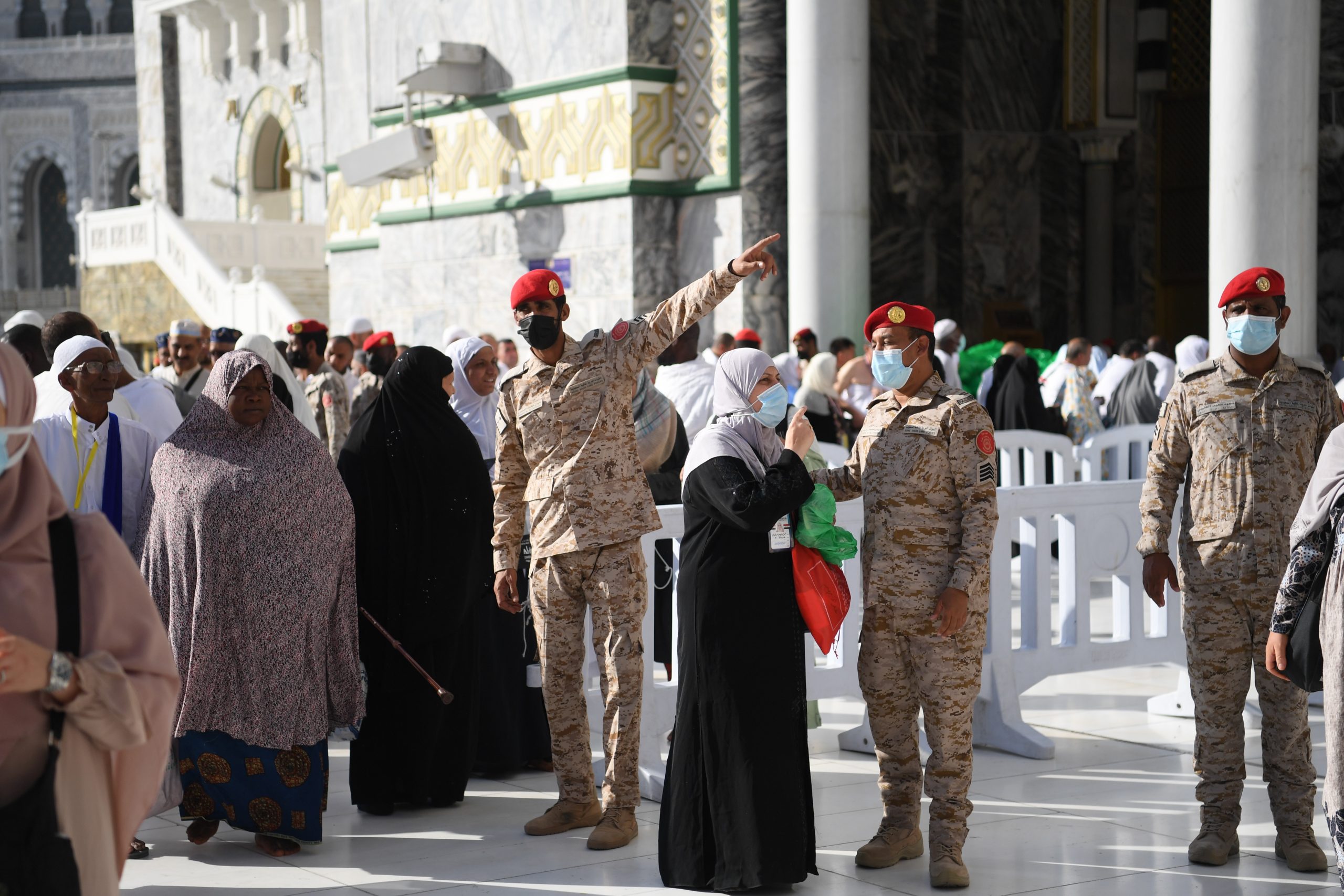 الشرطة العسكرية تشارك في إدارة الحشود وتنظيم حركة الحجاج