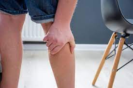 أهم 5 علامات على وجود جلطة دموية في الساق