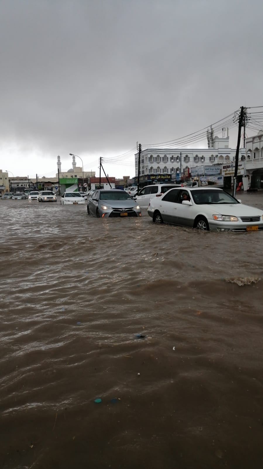 شاهد.. فيضانات عمان تقطع الطرق وتحتجز المركبات